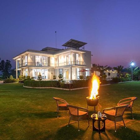 Sohna Stayvista At Le Blanc Escape W Outdoor Pool מראה חיצוני תמונה
