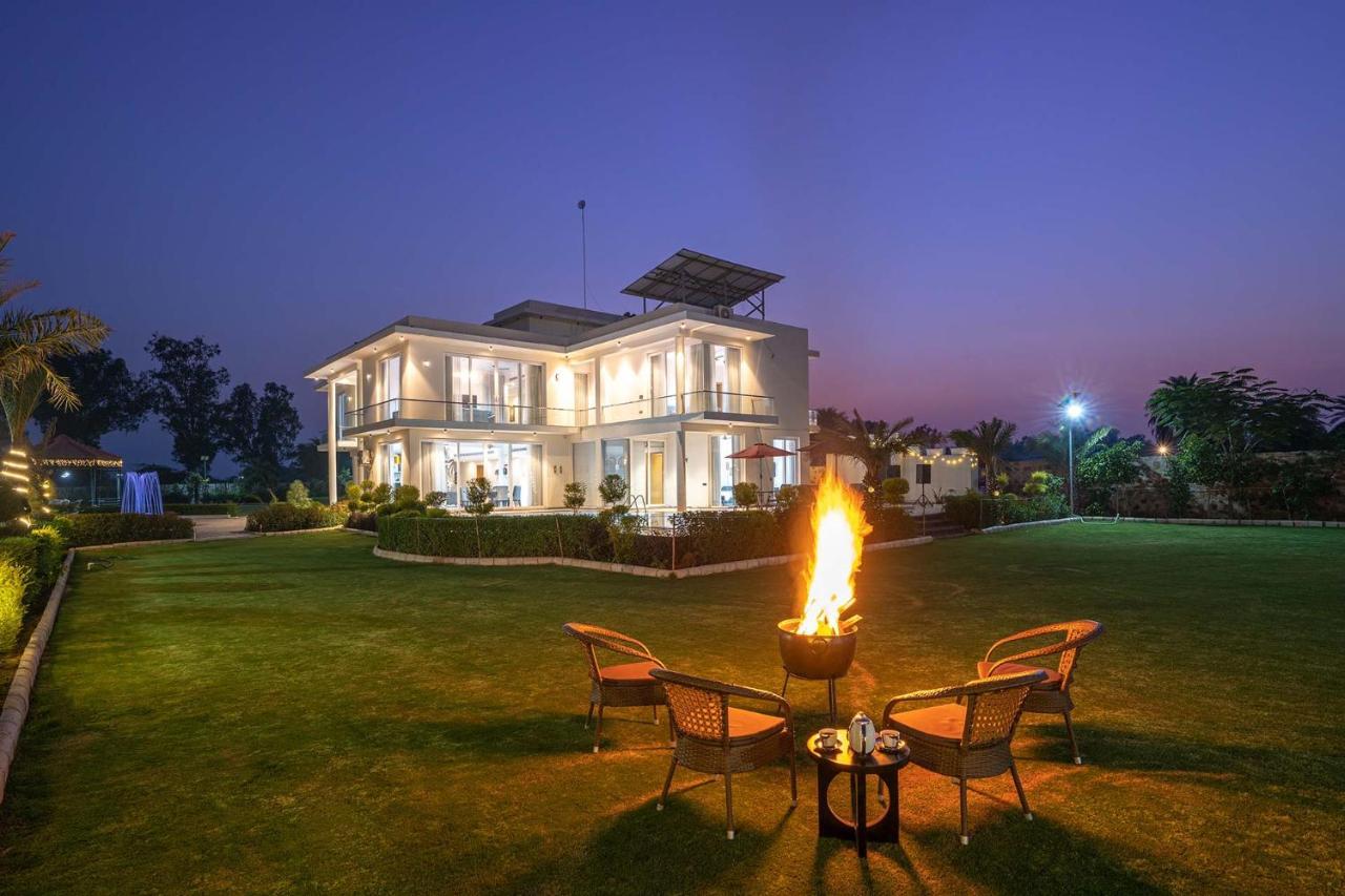 Sohna Stayvista At Le Blanc Escape W Outdoor Pool מראה חיצוני תמונה