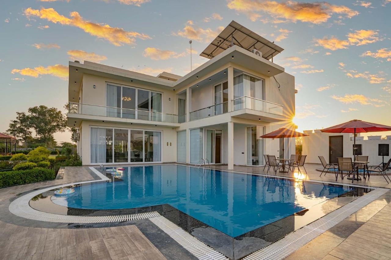 Sohna Stayvista At Le Blanc Escape W Outdoor Pool מראה חיצוני תמונה