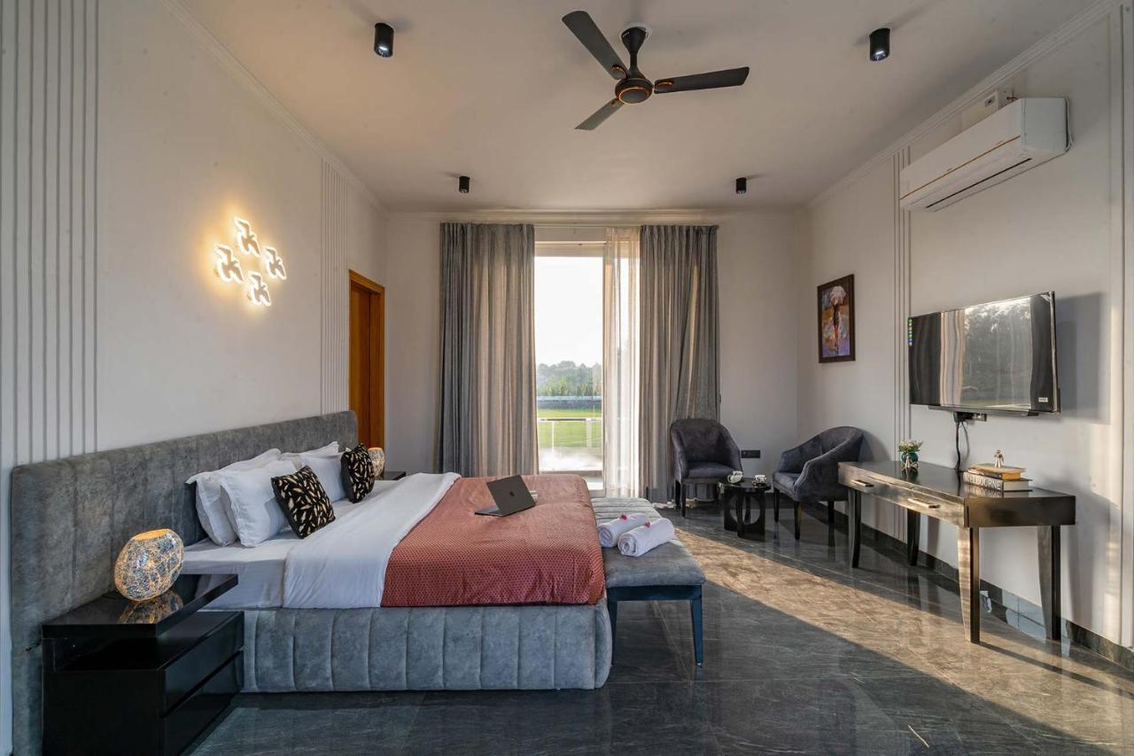 Sohna Stayvista At Le Blanc Escape W Outdoor Pool מראה חיצוני תמונה