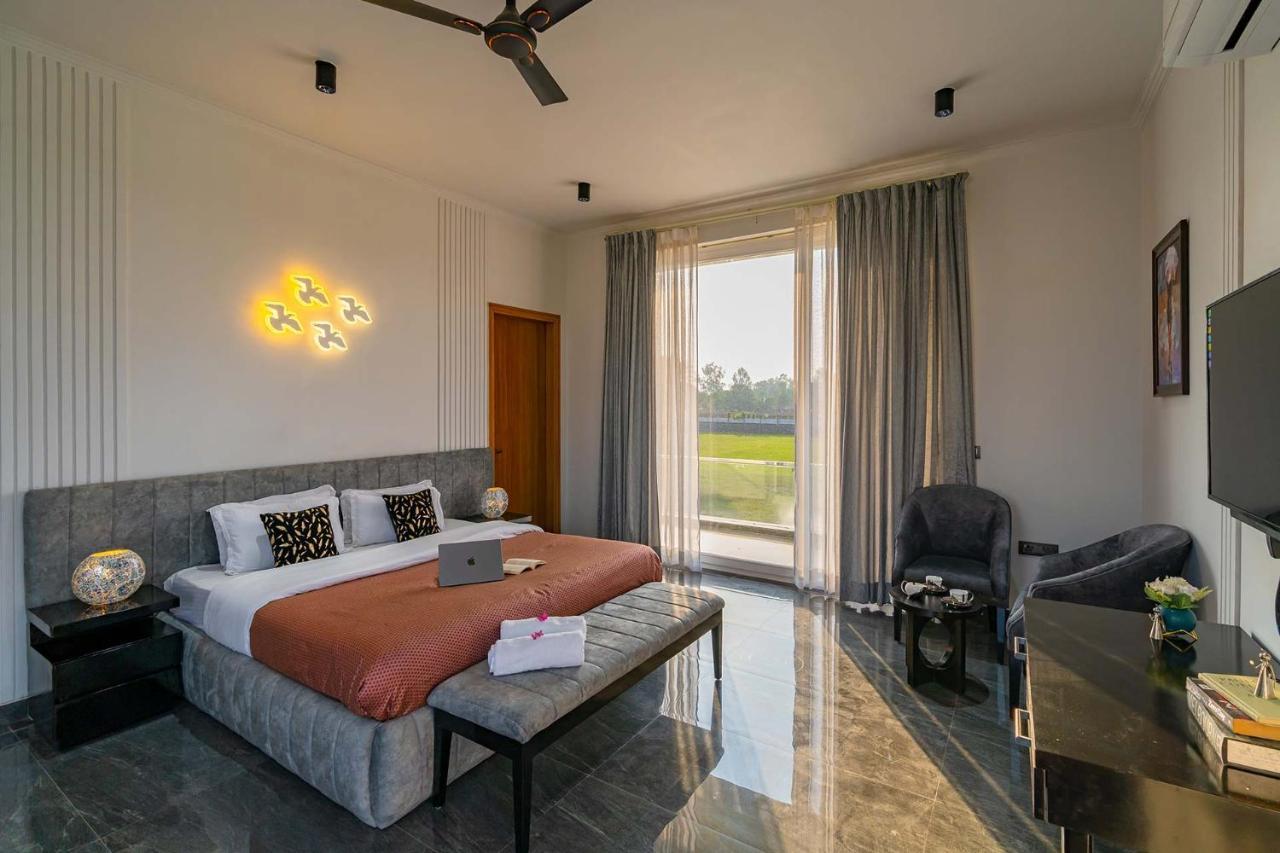 Sohna Stayvista At Le Blanc Escape W Outdoor Pool מראה חיצוני תמונה